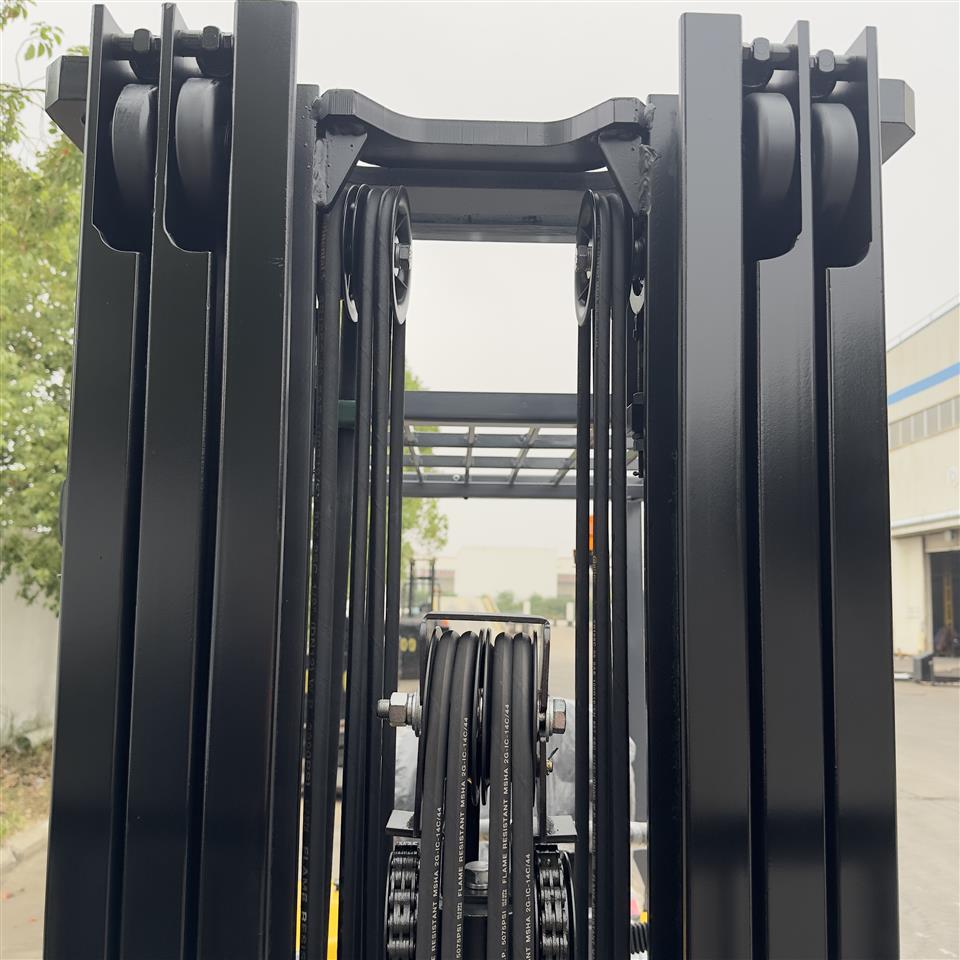 2-ton Three-point Electric Forklift high quality